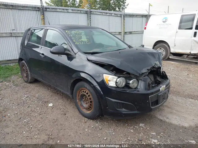 1G1JC6EH5E4123864 — 2014 Chevrolet Sonic LT Auto, Передняя часть (Front), фото до ремонта