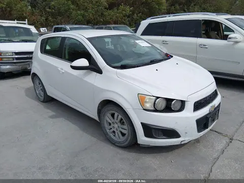 1G1JC6SH6F4138086 — 2015 Chevrolet Sonic LT Auto, Передняя часть (Front End), фото до ремонта