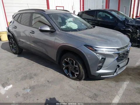 KL77LHEP3SC036046 — 2025 Chevrolet Trax FWD LT, Передняя часть слева (Left Front), фото до ремонта