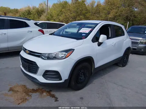 2018 Chevrolet TRAX LS VIN 3GNCJKSB0JL374219 фото 2