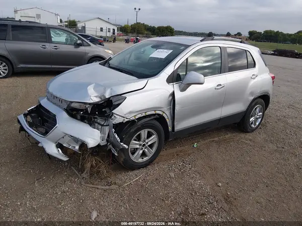 KL7CJLSB2LB008200 — 2020 Chevrolet TRAX, фото 2 с аукциона IAAI, Передняя часть