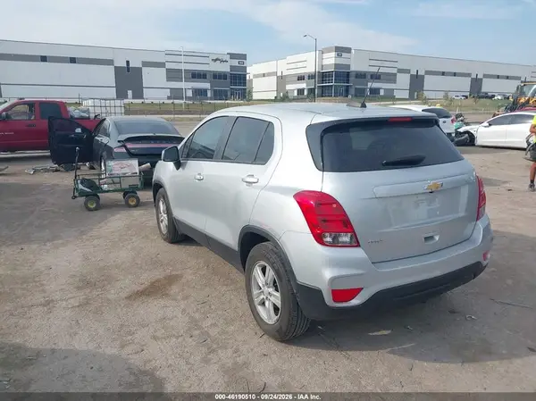 KL7CJKSM9NB544219 — 2022 Chevrolet TRAX, фото 3 с аукциона IAAI, Повреждения со всех сторон