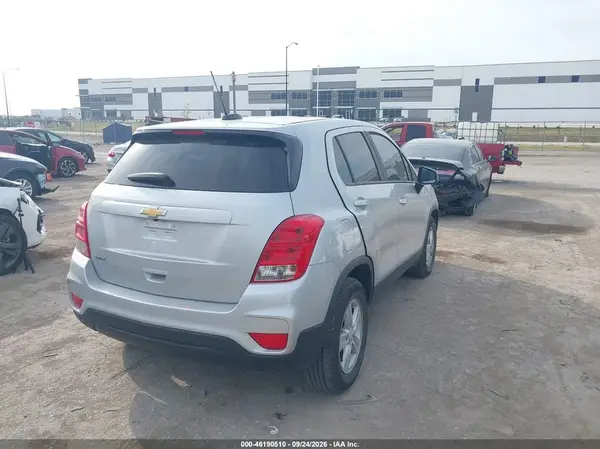 KL7CJKSM9NB544219 — 2022 Chevrolet TRAX, фото 4 с аукциона IAAI, Повреждения со всех сторон