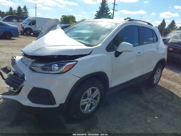 KL7CJPSM1NB567779 — 2022 Chevrolet TRAX, фото 2 с аукциона IAAI, Передняя часть справа