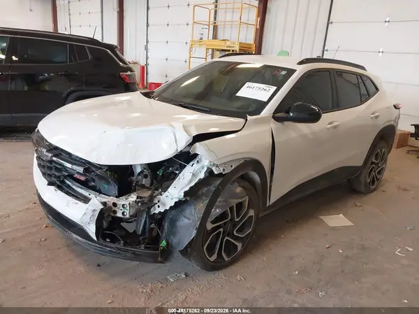 KL77LJEP4SC132078 — 2025 Chevrolet TRAX, фото 2 с аукциона IAAI, Передняя часть слева