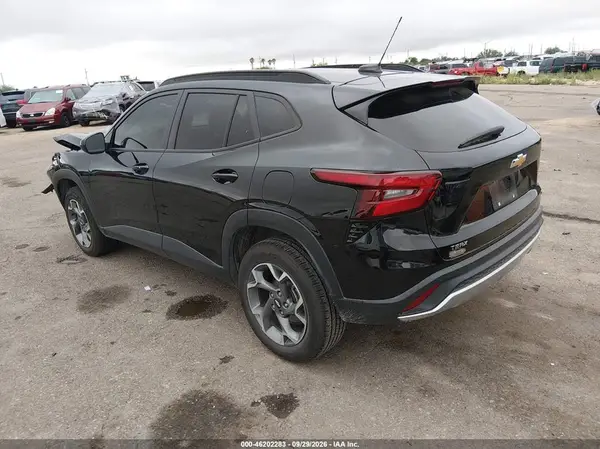 KL77LHEPXSC248703 — 2025 Chevrolet TRAX, фото 3 с аукциона IAAI, Передняя часть слева