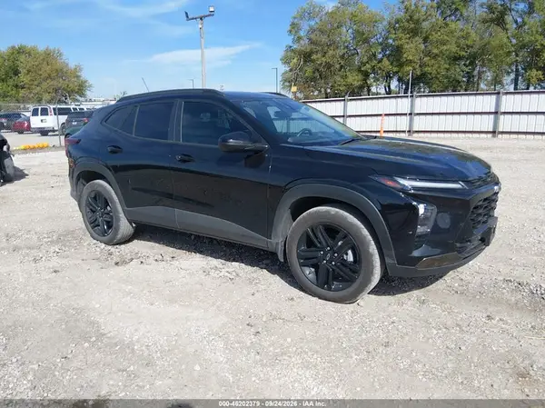 KL77LKEPXSC105876 — 2025 Chevrolet TRAX, Град (Hail), фото до ремонта
