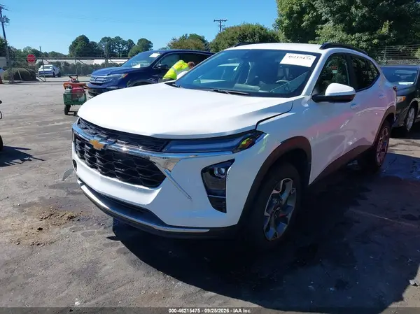 KL77LHEP3SC272924 — 2025 Chevrolet TRAX, фото 2 с аукциона IAAI, Передняя часть справа