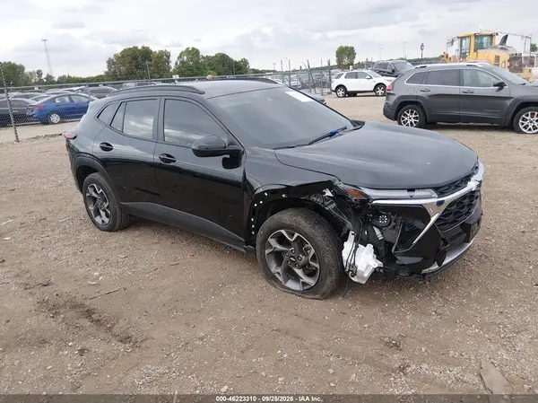 KL77LHEP1SC153401 — 2025 Chevrolet TRAX, Передняя часть справа (Right Front), фото до ремонта