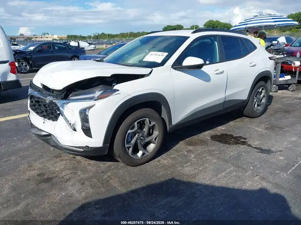 KL77LHEP0TC046695 — 2026 Chevrolet TRAX, фото 2 с аукциона IAAI, Передняя часть