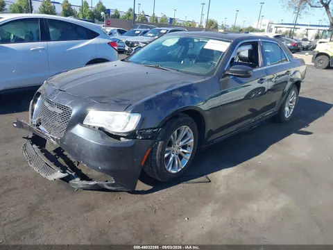 2017 Chrysler 300 Limited VIN 2C3CCAAG2HH577033 фото 2