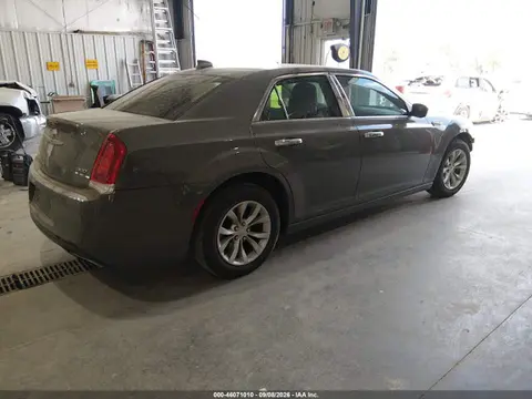 2018 Chrysler 300 Touring VIN 2C3CCAAG4JH275166 фото 4