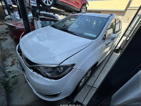 2018 Chrysler Pacifica Touring L VIN 2C4RC1BG8JR118867 фото 2
