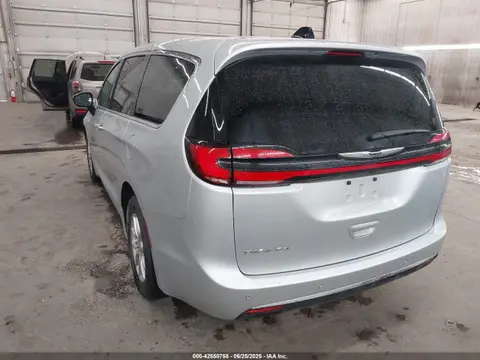 2024 Chrysler Pacifica Touring L VIN 2C4RC1BG2RR162875 фото 3