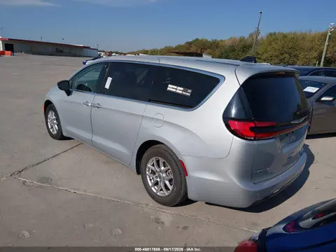 2024 Chrysler Pacifica Touring L VIN 2C4RC1BG3RR144322 фото 3