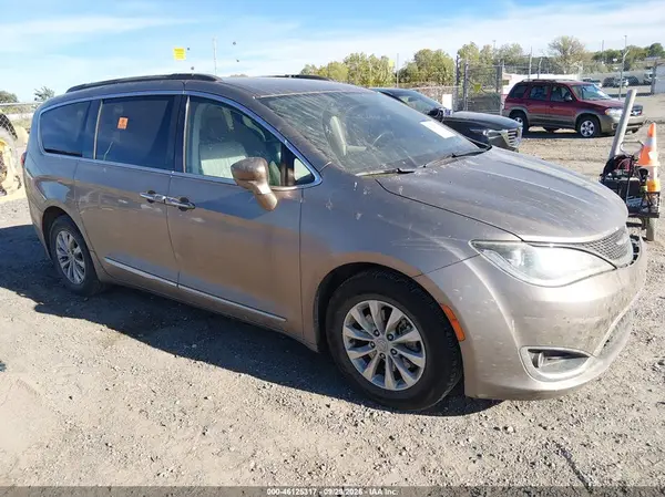 2C4RC1BG6HR730642 — 2017 Chrysler Pacifica, Передняя часть слева (Left Front), фото до ремонта