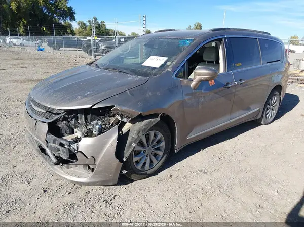 2C4RC1BG6HR730642 — 2017 Chrysler Pacifica, фото 2 с аукциона IAAI, Передняя часть слева