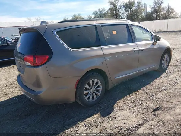 2C4RC1BG6HR730642 — 2017 Chrysler Pacifica, фото 4 с аукциона IAAI, Передняя часть слева