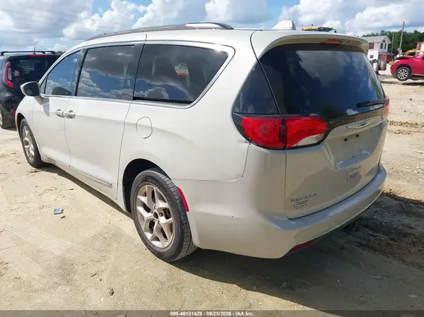 2C4RC1BG0HR670695 — 2017 Chrysler Pacifica, фото 3 с аукциона IAAI 13.10.2026, Естественный износ