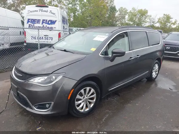 2C4RC1BG3HR505367 — 2017 Chrysler Pacifica, фото 2 с аукциона IAAI 13.10.2026, Передняя часть справа
