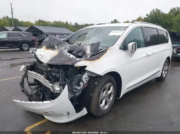 2C4RC1EG0HR588025 — 2017 Chrysler Pacifica, фото 2 с аукциона IAAI, Передняя часть