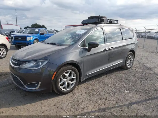 2C4RC1EG7HR721024 — 2017 Chrysler Pacifica, фото 2 с аукциона IAAI, Пожар двигателя