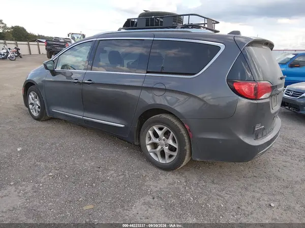 2C4RC1EG7HR721024 — 2017 Chrysler Pacifica, фото 3 с аукциона IAAI, Пожар двигателя