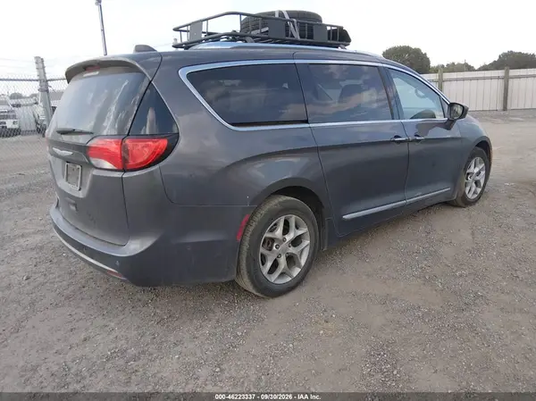 2C4RC1EG7HR721024 — 2017 Chrysler Pacifica, фото 4 с аукциона IAAI, Пожар двигателя