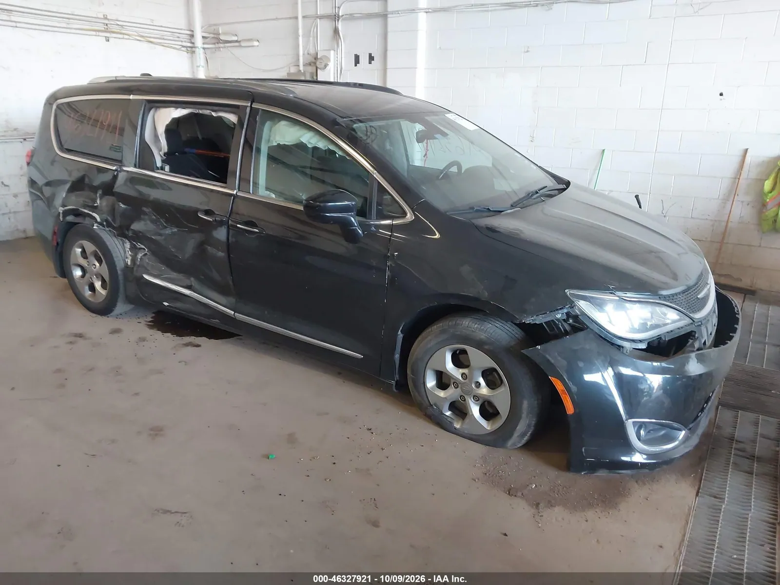 2017 Chrysler Pacifica Touring-L Plus VIN 2C4RC1EGXHR648831 фото 2