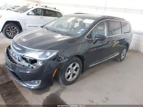 2017 Chrysler Pacifica Touring-L Plus VIN 2C4RC1EGXHR648831 фото 3