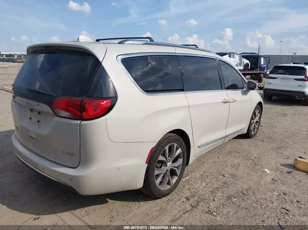 2C4RC1GG7KR733064 — 2019 Chrysler Pacifica, фото 4 с аукциона IAAI, Левый бок
