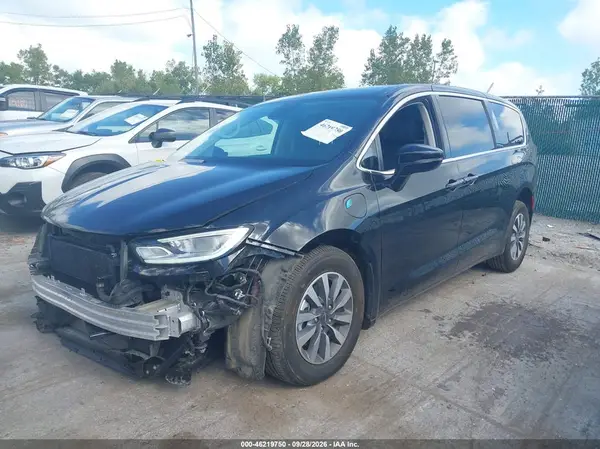 2C4RC1S73RR124085 — 2024 Chrysler Pacifica, фото 2 с аукциона IAAI, Передняя часть