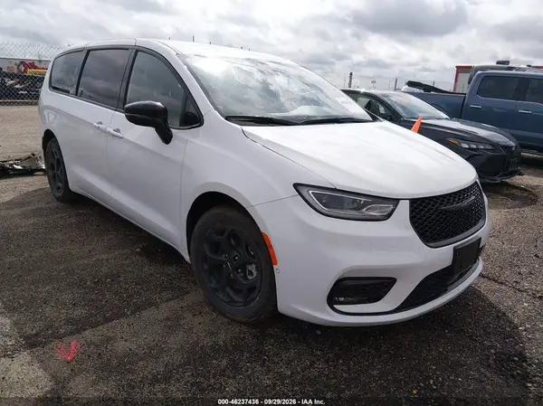 2C4RC1S76RR158389 — 2024 Chrysler Pacifica, Повреждение двигателя (Engine Damage), фото до ремонта