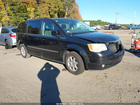2A4RR5DXXAR329548 — 2010 Chrysler TOWN & Country, Передняя часть, фото до ремонта