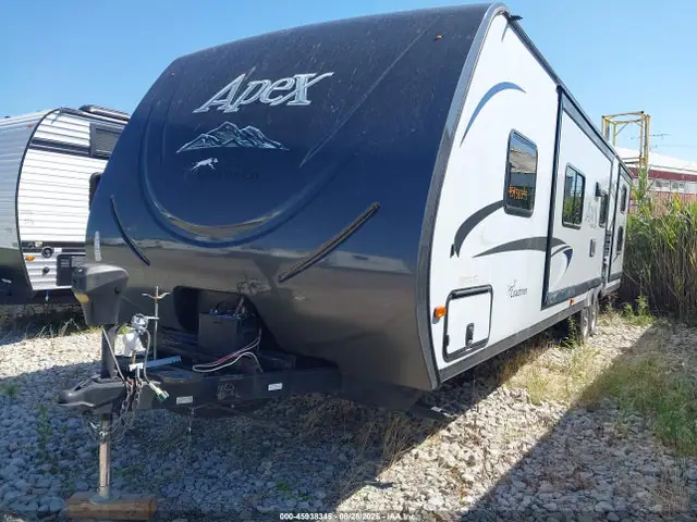 5ZT2CXVB2GA007344 — 2016 Coachmen Apex Ultra Lite, Повреждение штормом (Storm Damage), фото до ремонта