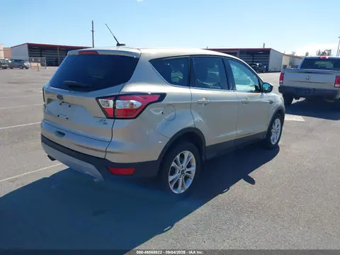 2017 Ford ESCAPE SE VIN 1FMCU9GD2HUB08764 фото 4