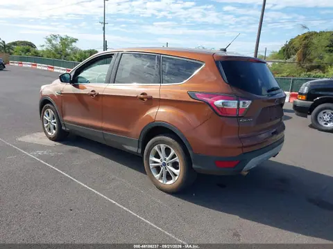2017 Ford ESCAPE SE VIN 1FMCU9GD9HUB08762 фото 3