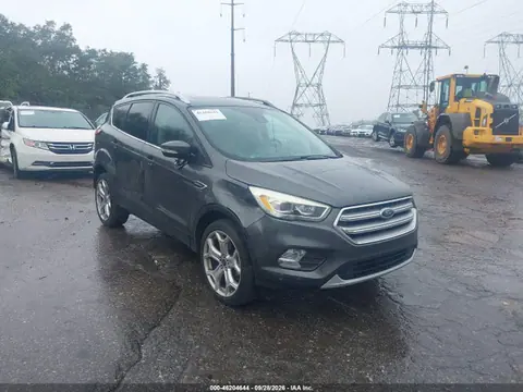 1FMCU9J99HUC30770 — 2017 Ford Escape Titanium, Передняя часть справа (Right Front), фото до ремонта