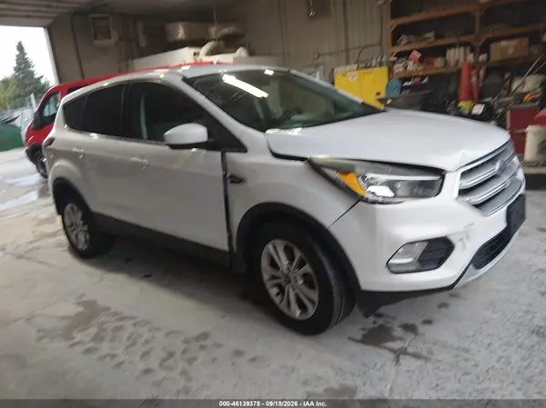 1FMCU0G98HUB15015 — 2017 Ford Escape, Передняя часть справа (Right Front), фото до ремонта