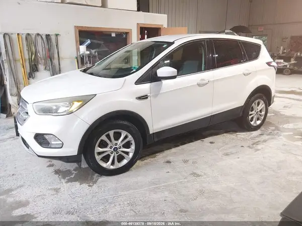 1FMCU0G98HUB15015 — 2017 Ford Escape, фото 2 с аукциона IAAI 14.10.2026, Передняя часть справа