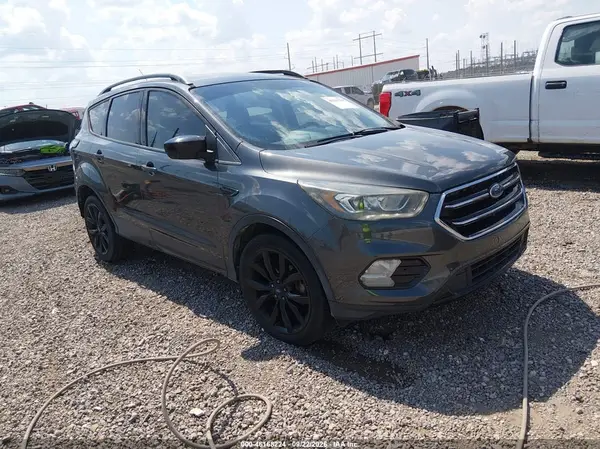 1FMCU0GD6HUE64498 — 2017 Ford Escape, Передняя часть слева (Left Front), фото до ремонта
