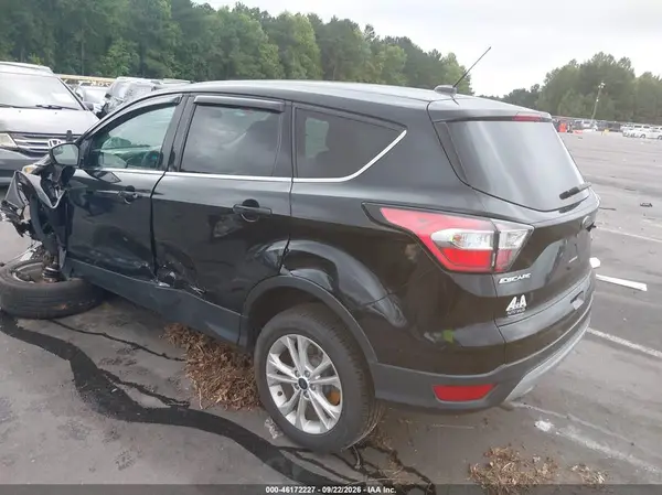 1FMCU9G97HUA10230 — 2017 Ford Escape, фото 3 с аукциона IAAI, Передняя часть слева