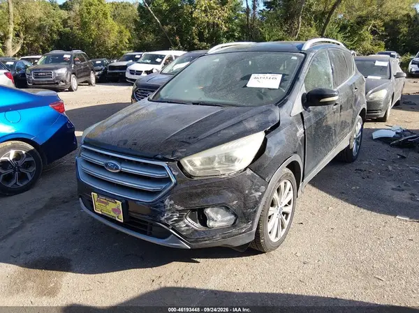 1FMCU0JD2HUD16504 — 2017 Ford Escape, фото 2 с аукциона IAAI, Передняя часть слева