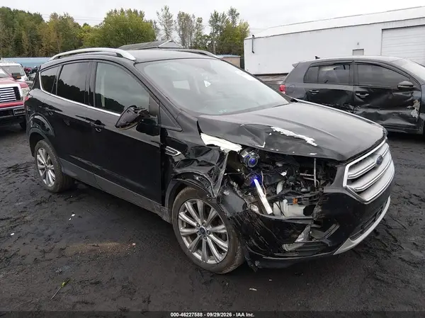 1FMCU9JD0HUC46246 — 2017 Ford Escape, Передняя часть справа (Right Front), фото до ремонта