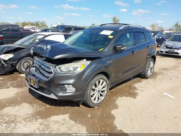 1FMCU0JD6HUE32725 — 2017 Ford Escape, фото 2 с аукциона IAAI, Передняя часть