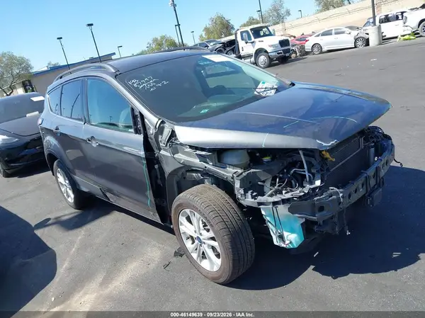 1FMCU0GD0JUB76773 — 2018 Ford Escape, Передняя часть справа (Right Front), фото до ремонта