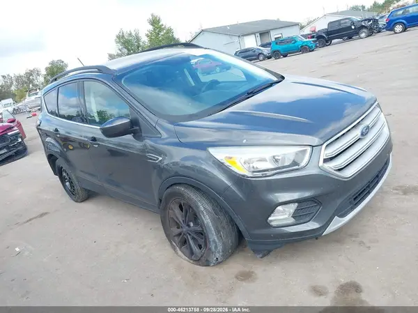 1FMCU0GD3JUA50990 — 2018 Ford Escape, Передняя часть справа (Right Front), фото до ремонта