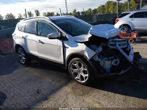1FMCU9J98JUB80062 — 2018 Ford Escape, Передняя часть (Front End), фото до ремонта