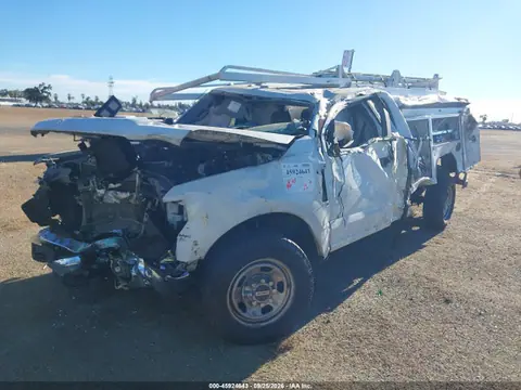 2022 Ford F-350 Chassis Xl VIN 1FD8X3E6XNED47516 фото 2