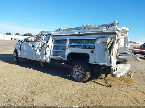 2022 Ford F-350 Chassis Xl VIN 1FD8X3E6XNED47516 фото 3